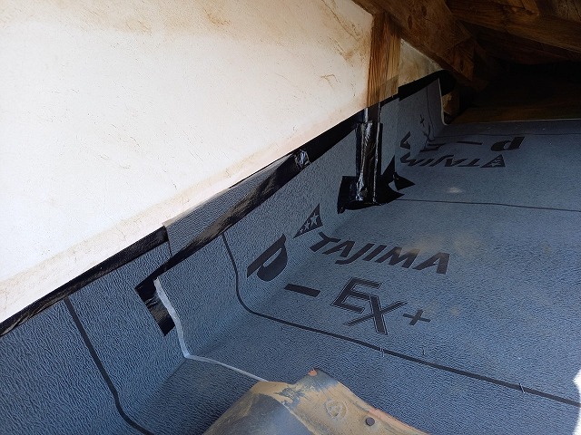 壁際のルーフィング敷設